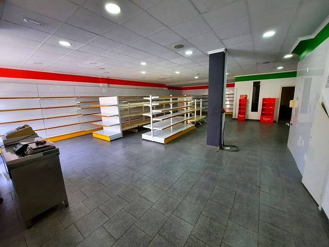 Open bedrijfsruimte, ingericht als supermarkt