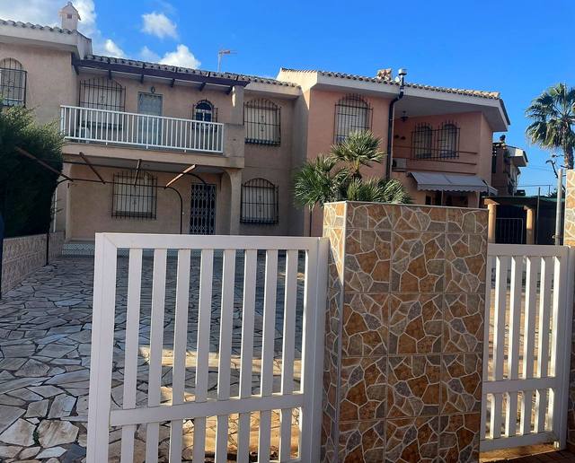 Dúplex adosado con jardín y vistas al mar