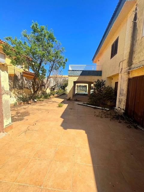 Villa mit Pool, renovierungsbedürftig