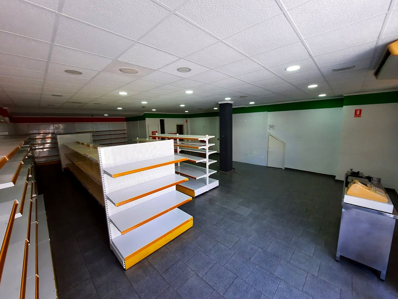 Open bedrijfsruimte, ingericht als supermarkt – Foto 2