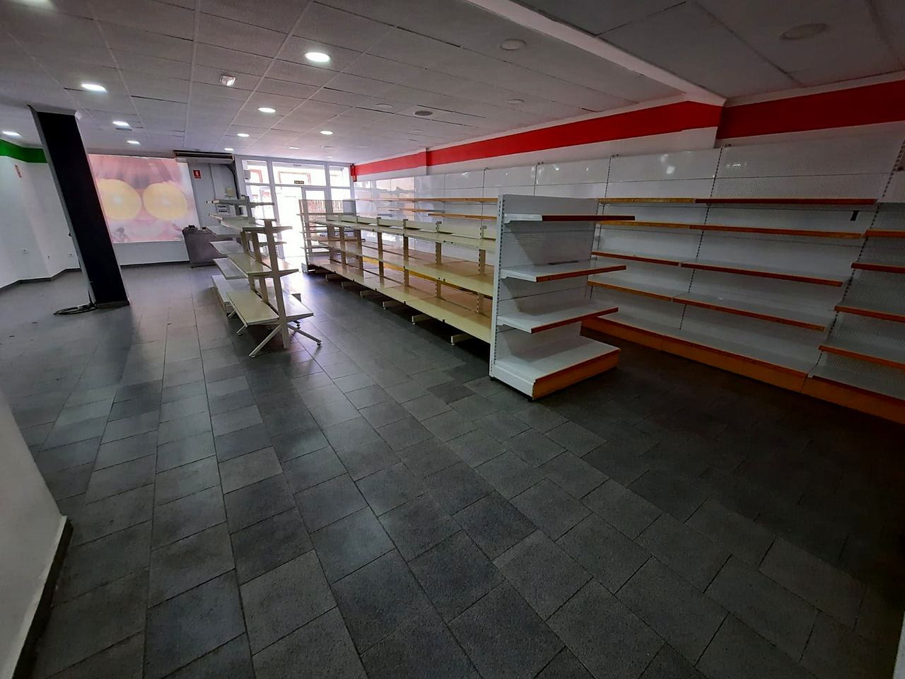 Open bedrijfsruimte, ingericht als supermarkt – Foto 3