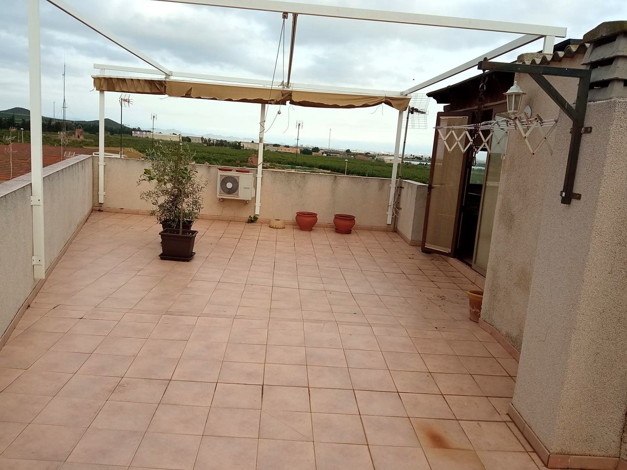 Appartamento al secondo piano con ampio terrazzo – Foto 2