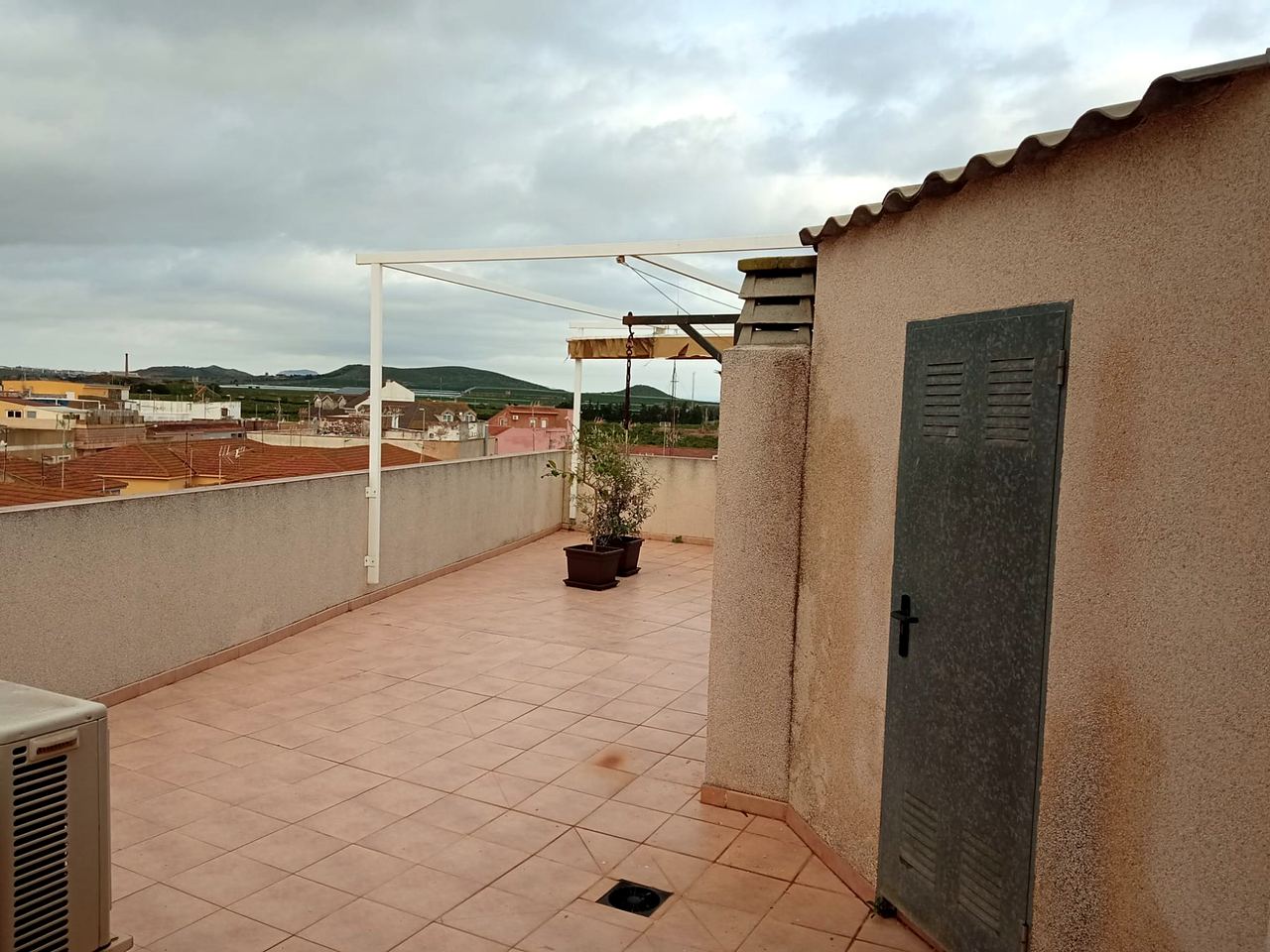 Appartamento al secondo piano con ampio terrazzo – Foto 3