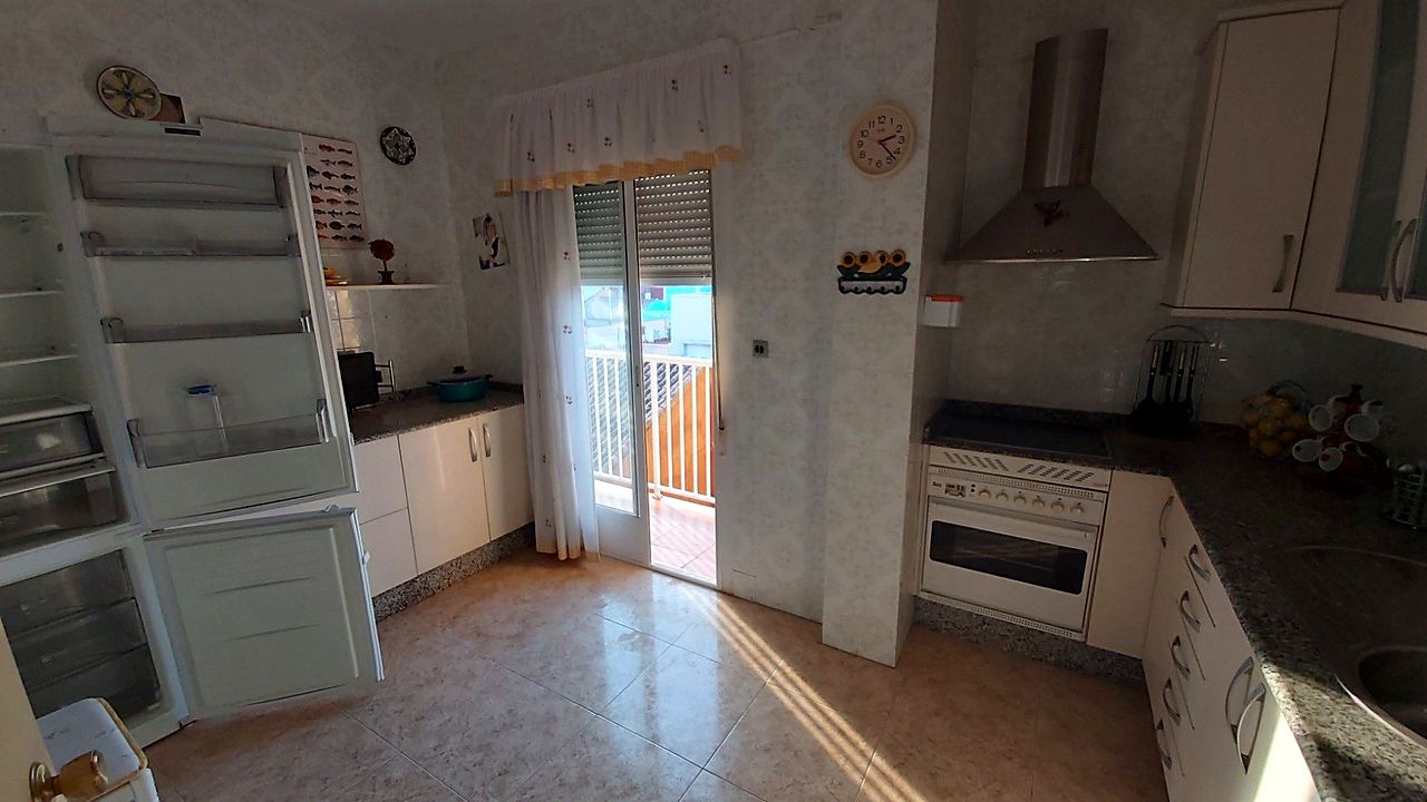 Appartamento al secondo piano con terrazzo e lavanderia – Foto 2