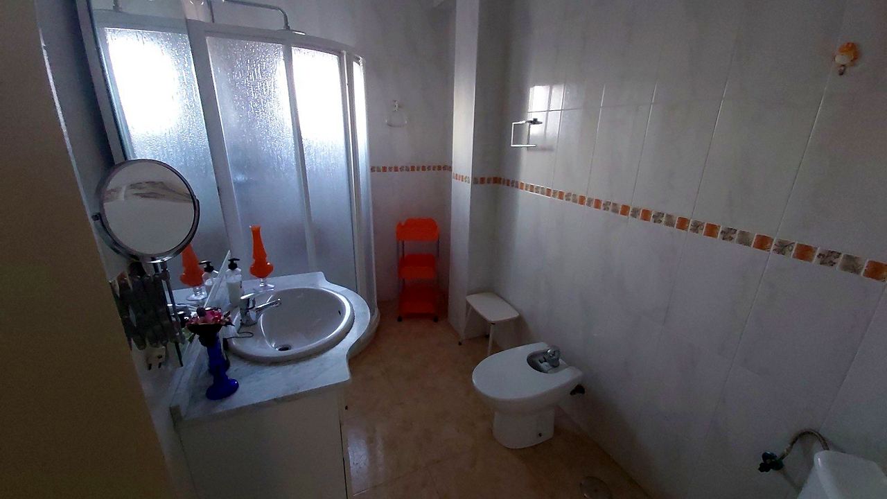 Appartamento al secondo piano con terrazzo e lavanderia – Foto 5