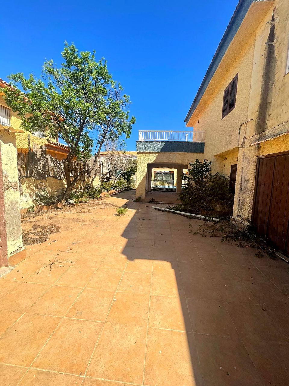 Villa with pool to renovate
