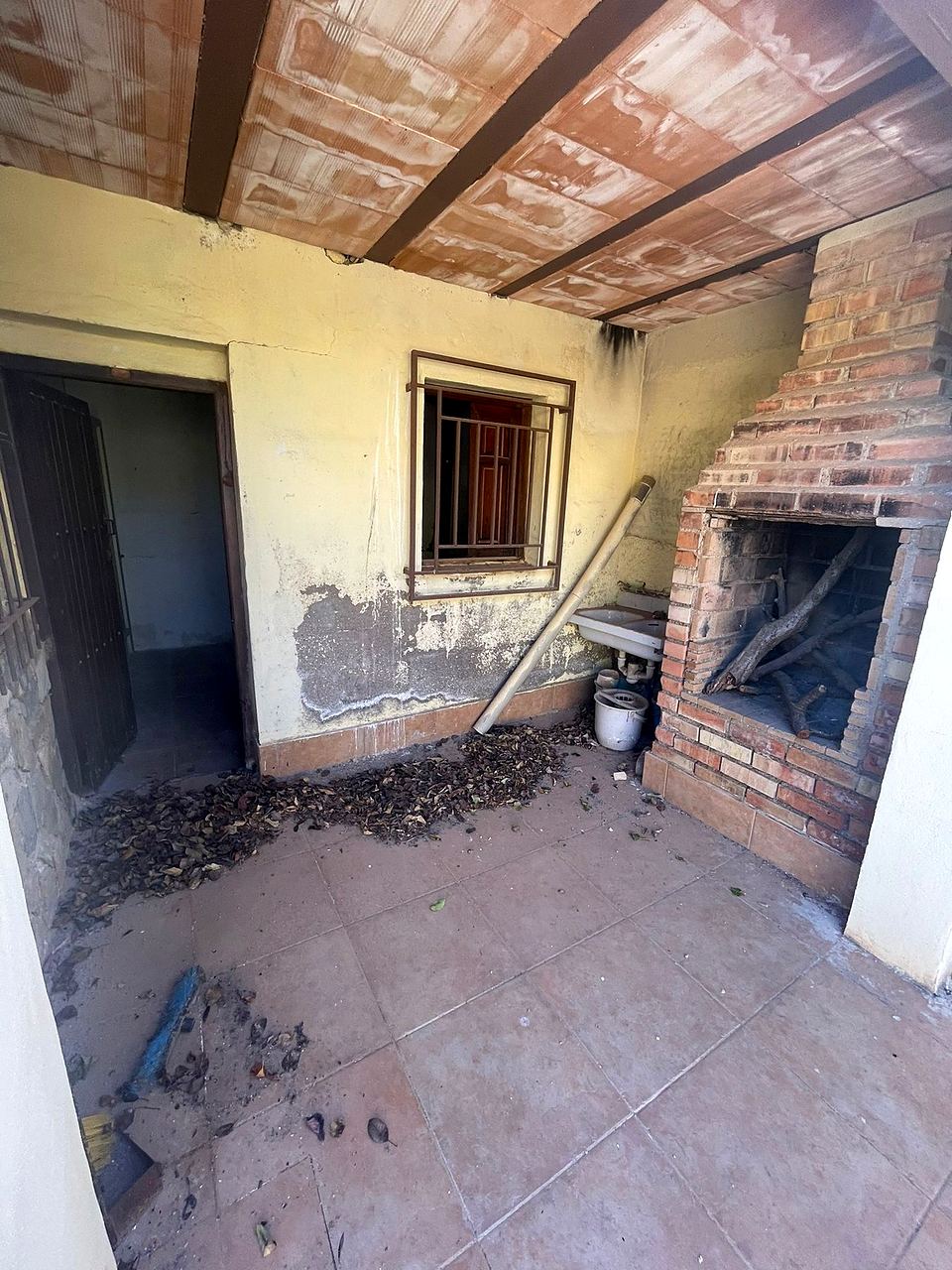 Moradia com piscina para remodelar – Foto 5